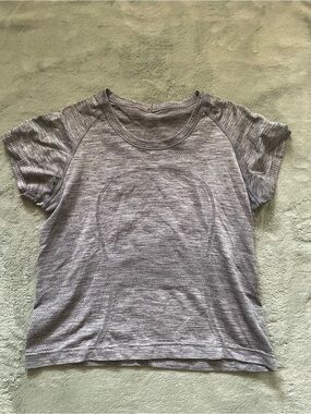 Lululemon Women's Short Sleeve Heather Gray Performance Tee